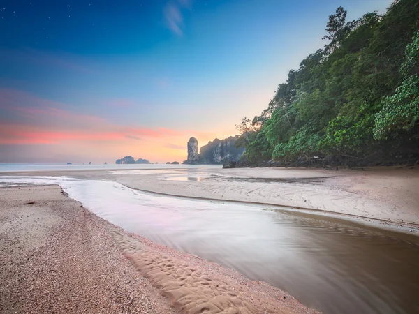 美丽的海滩与色彩斑斓的天空，泰国 — 图库照片