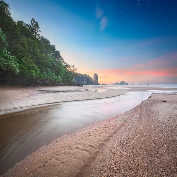 Hermosa playa con cielo colorido, Tailandia —  Fotos de Stock
