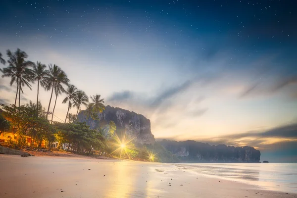 Hermosa playa con cielo colorido, Tailandia —  Fotos de Stock