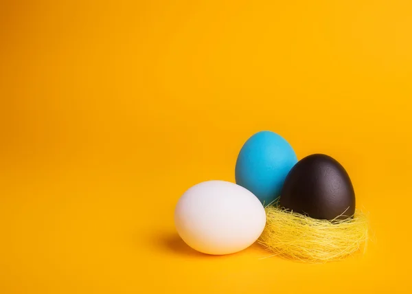 Ovos em um fundo amarelo — Fotografia de Stock