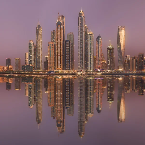 Het panorama van de schoonheid van Dubai marina. Verenigde Arabische Emiraten — Stockfoto