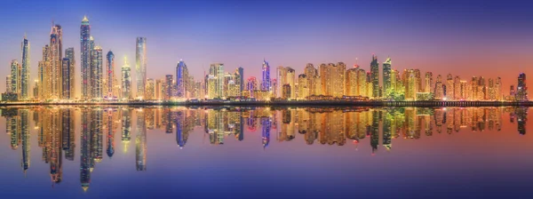 Het panorama van de schoonheid van Dubai marina. Verenigde Arabische Emiraten — Stockfoto