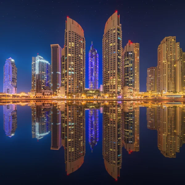 Het panorama van de schoonheid van Dubai marina. Verenigde Arabische Emiraten — Stockfoto