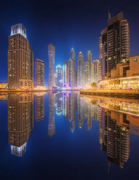 Het panorama van de schoonheid van Dubai marina. Verenigde Arabische Emiraten — Stockfoto