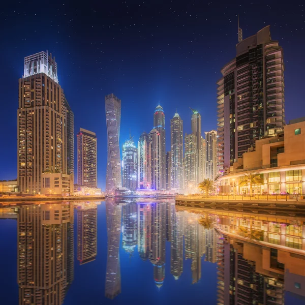 Het panorama van de schoonheid van Dubai marina. Verenigde Arabische Emiraten — Stockfoto