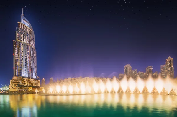 A fonte de dança Burj Khalifa em Dubai, Emirados Árabes Unidos — Fotografia de Stock