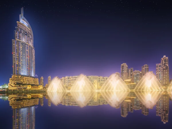 Танцевальный фонтан Бурдж Халифа в Дубае, ОАЭ — стоковое фото