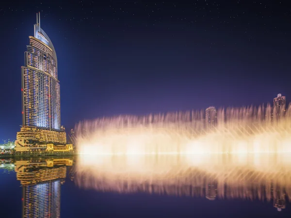 Taneční kašna na mrakodrap Burdž Chalífa v Dubaji, Spojené arabské emiráty — Stock fotografie