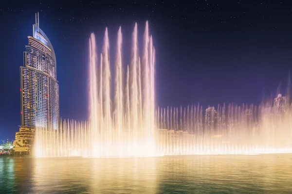 The dancing fountain Burj Khalifa in Dubai, UAE — Stock Photo, Image