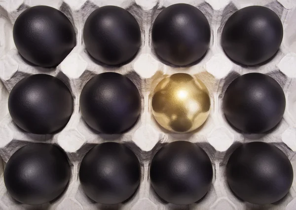 Birçok siyah yumurta arasında altın Paskalya yortusu yumurta — Stok fotoğraf