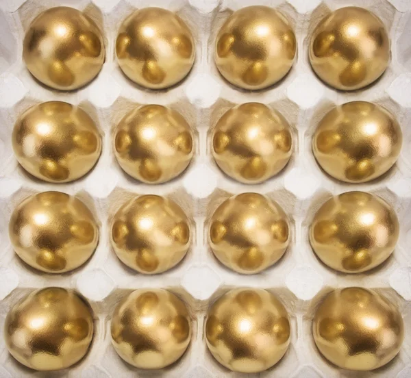 Muitos dos ovos de ouro em recipiente — Fotografia de Stock
