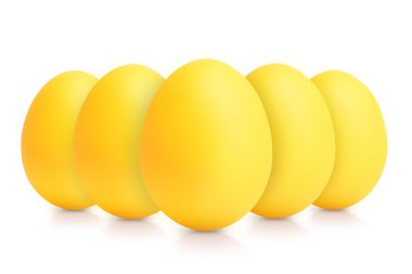 Grup üzerinde beyaz izole sarı yumurta