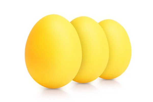 Csoport elszigetelt fehér, sárga tojások — Stock Fotó