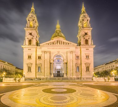 St. Stephens Bazilikası'nın ve Budapeşte meydanda