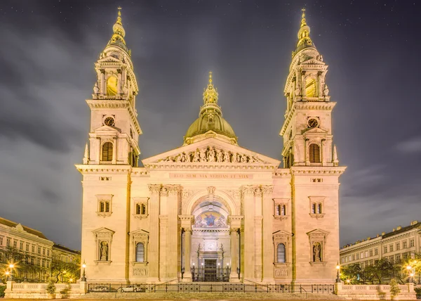 聖イシュトバーン大聖堂、ブダペストの広場 — ストック写真