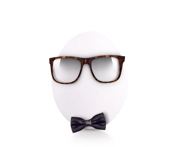 Gözlüklü beyaz izole papyon içinde yumurta — Stok fotoğraf