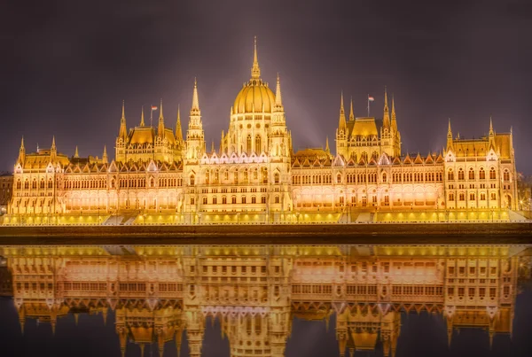 Utsikt över den ungerska parlamentsbyggnaden, Budapest — Stockfoto