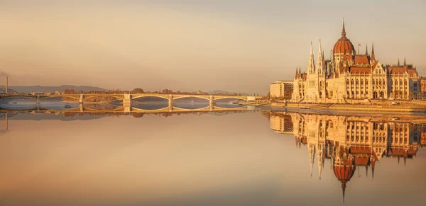 Pohled na budovu maďarského parlamentu, Budapešť — Stock fotografie