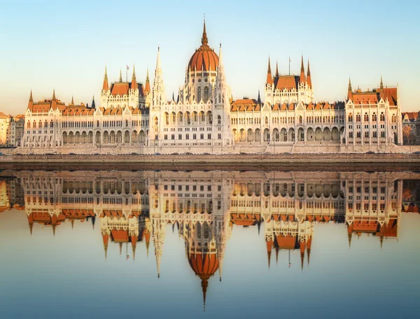 Vista do edifício do Parlamento húngaro, Budapeste — Fotografia de Stock