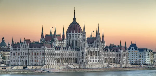Pohled na budovu maďarského parlamentu, Budapešť — Stock fotografie