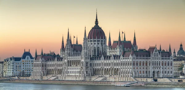 Pohled na budovu maďarského parlamentu, Budapešť — Stock fotografie