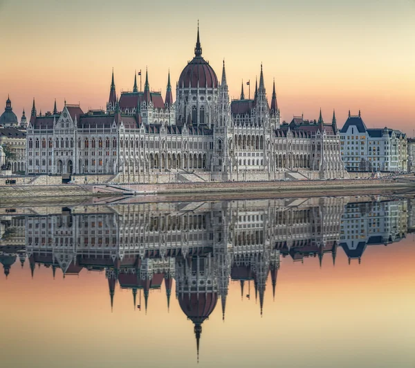 Vista do edifício do Parlamento húngaro, Budapeste — Fotografia de Stock