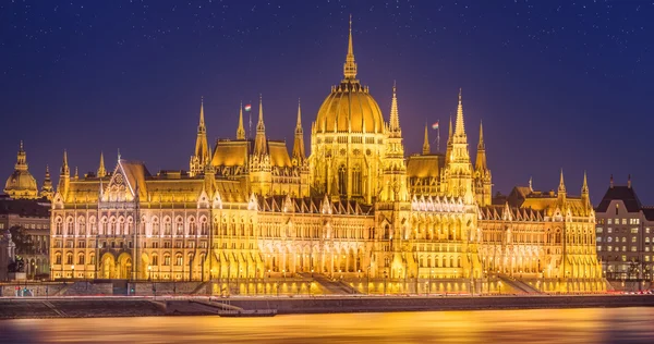 Pohled na budovu maďarského parlamentu, Budapešť — Stock fotografie