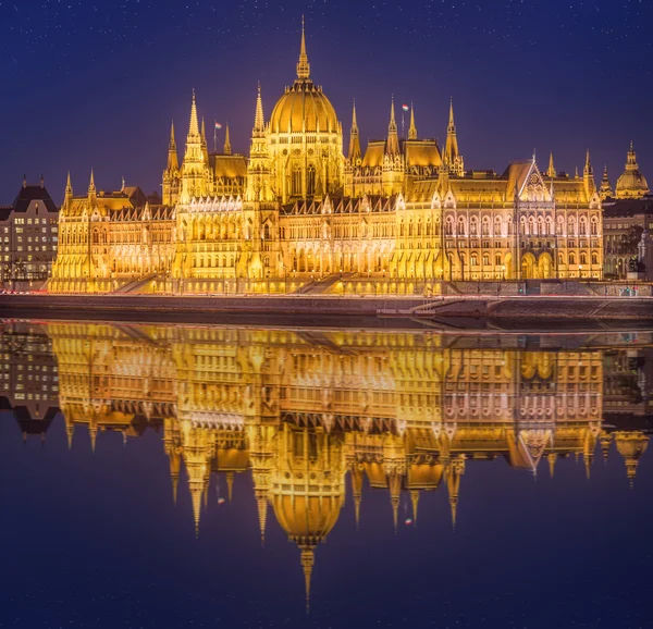 Перегляд Угорська будівлі парламенту, Будапешт — стокове фото