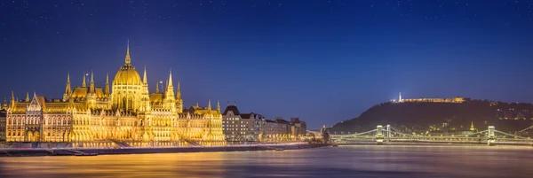 Vista do Parlamento húngaro e Estátua da Liberdade, Budapeste — Fotografia de Stock