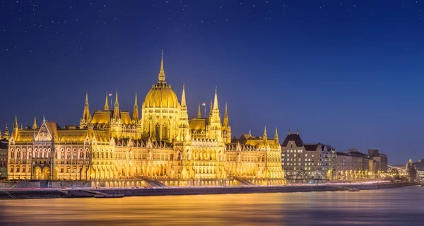 Utsikt över den ungerska parlamentsbyggnaden, Budapest — Stockfoto