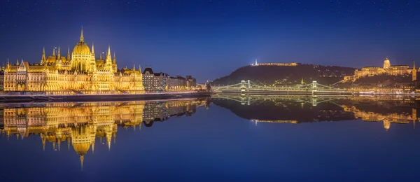 Pohled na maďarského parlamentu a Socha svobody, Budapešť — Stock fotografie