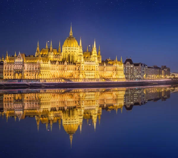 Vue du Parlement hongrois et statue de la Liberté, Budapest — Photo