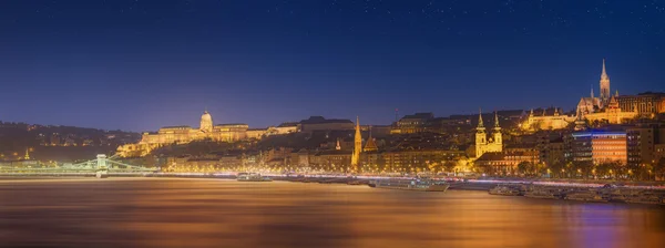 Macaristan Parlamentosu'nun ve Özgürlük heykeli, Budapeşte — Stok fotoğraf