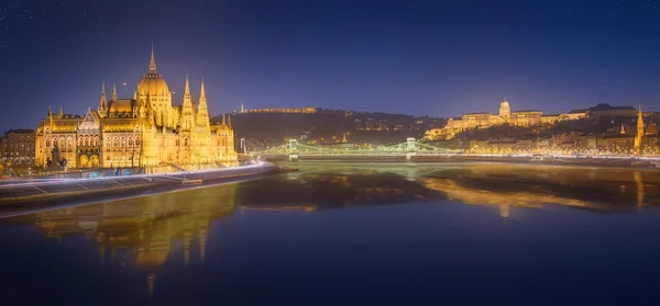 Magyar Országgyűlés és a Szabadság-szobor, Budapest — Stock Fotó