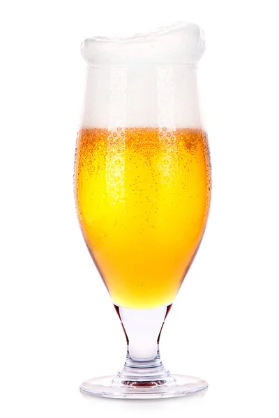 Холодный стакан светлого пива изолирован — стоковое фото