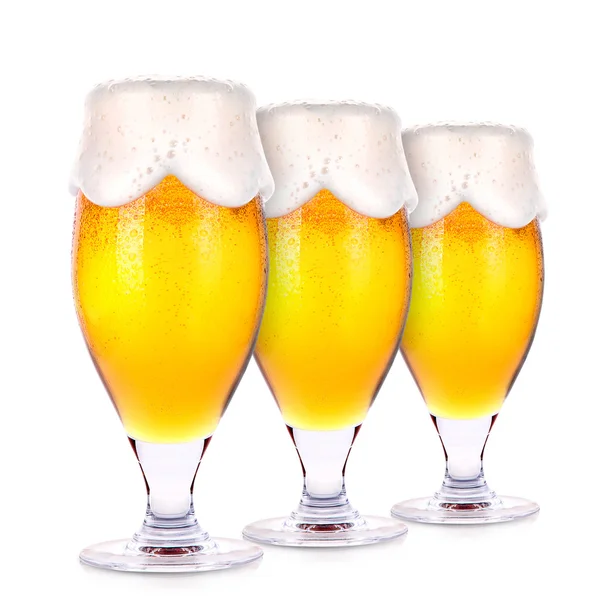 Ijzig glazen light bier geïsoleerd — Stockfoto