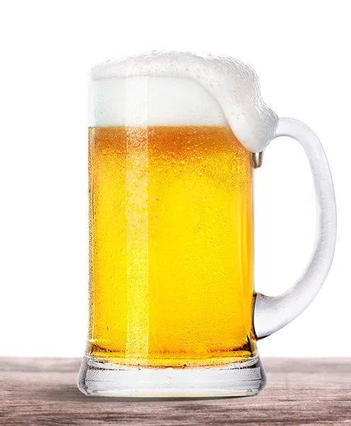 Frostiges Bier mit Schaumstoff isoliert auf Holztisch — Stockfoto