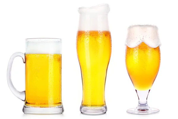 Gelidi bicchieri di birra leggera isolati — Foto Stock