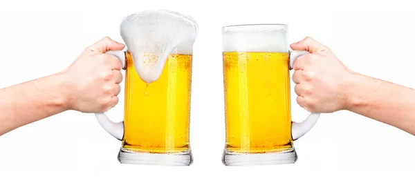 Ijzig glazen light bier geïsoleerd — Stockfoto