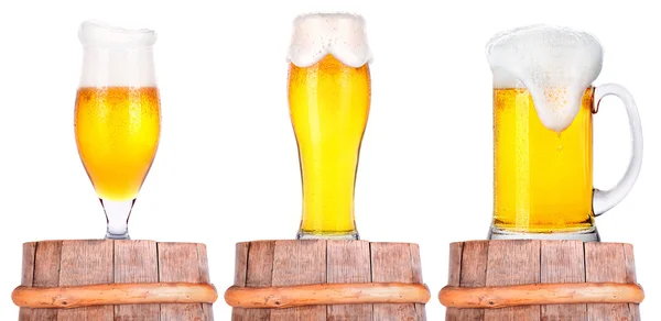 Ijzig glazen light bier geïsoleerd — Stockfoto