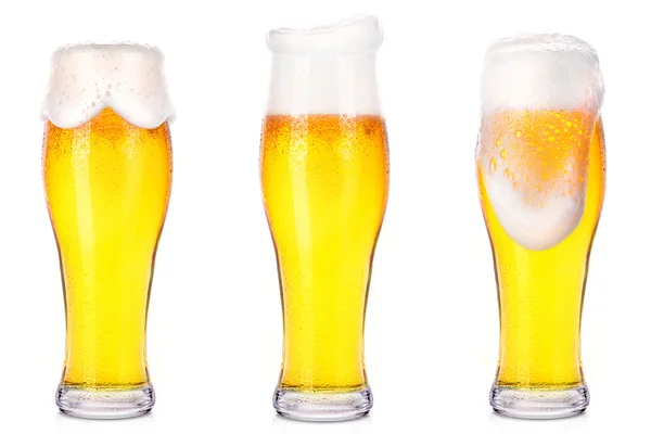 Ijzig glazen light bier geïsoleerd — Stockfoto