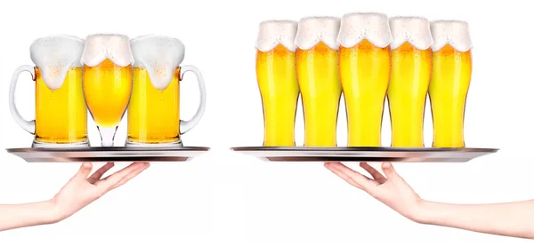 Официантки держат поднос со светлым пивом. — стоковое фото