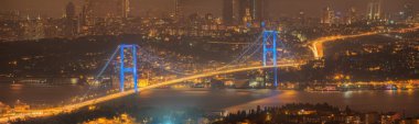 Gece İstanbul Boğaz Köprüsü'nün görünümü