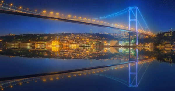 Kilátás nyílik a Boszporusz-híd éjszakai Isztambulban — Stock Fotó