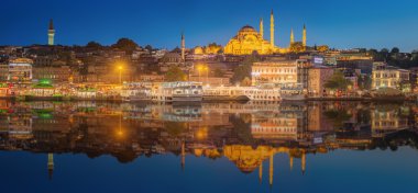 Galata Köprüsü'nde gece Istanbul manzarası