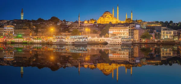 Skyline de Estambul desde el puente de Galata por la noche — Foto de Stock