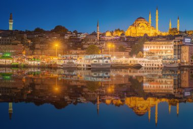 Galata Köprüsü'nde gece Istanbul manzarası