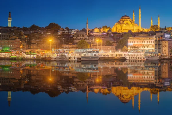 Istanbulin taivaanranta Galatan sillalta yöllä — kuvapankkivalokuva