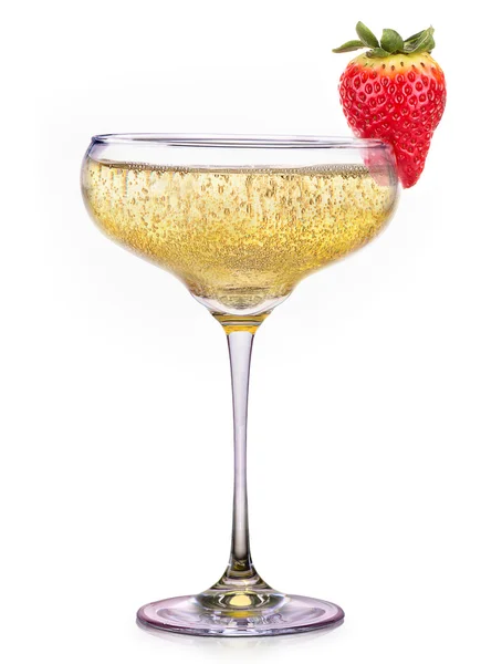 Бокал шампанского с клубникой, изолированный на белом — стоковое фото
