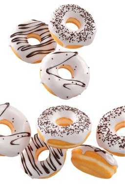 Beyaz çikolata kaplı çörekler, serpiştirmeler, beyaz çiselemeler ve beyaz şeffaf arka planda izole edilmiş noktalar. 3D görüntüleme ve tatlı çeşitliliği